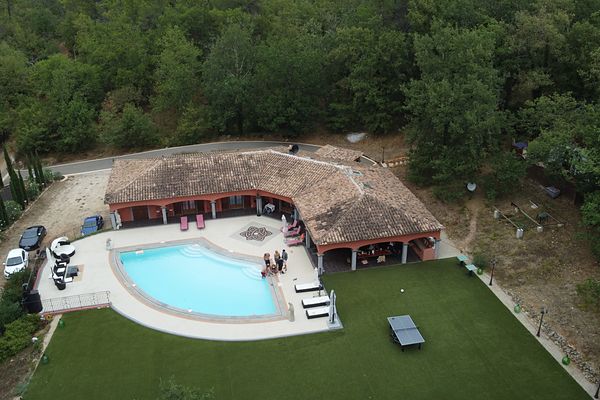 Mas et piscine, Saint-Paul-en-Forêt (83)